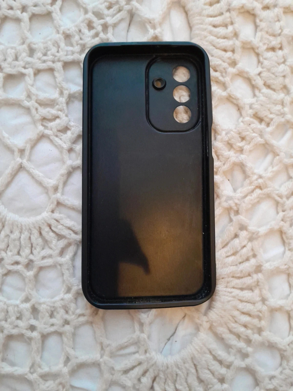 Zwarte telefoonhoes versierd met een herhalend patroon van kleine strikken en witte hartjes. – photo 3